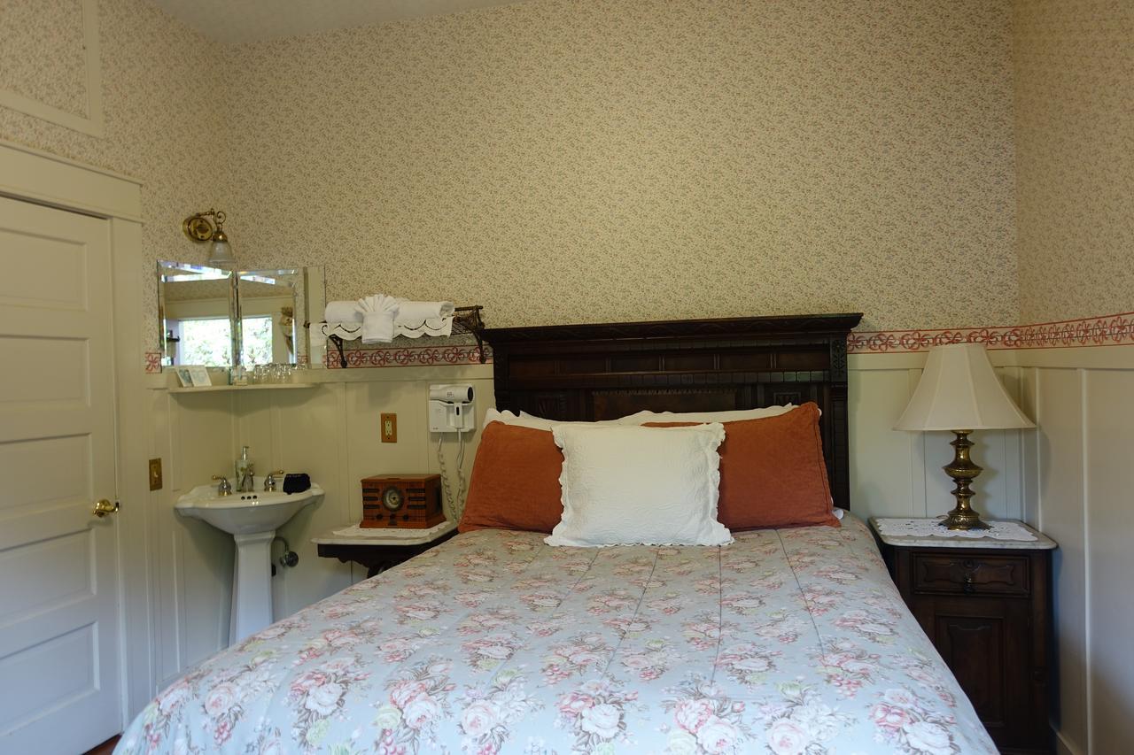 Queen Room with Garden View